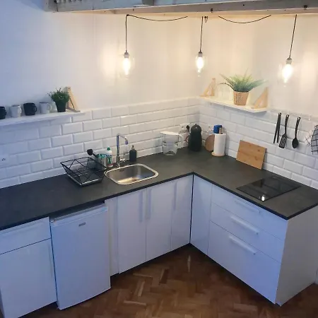 Vintage Modern Studio - Comfortable Loaction Apartment *